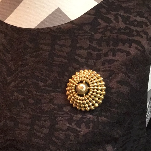 Jewelry - 🌺 Beautiful Round Gold-tone Brooch 🌺